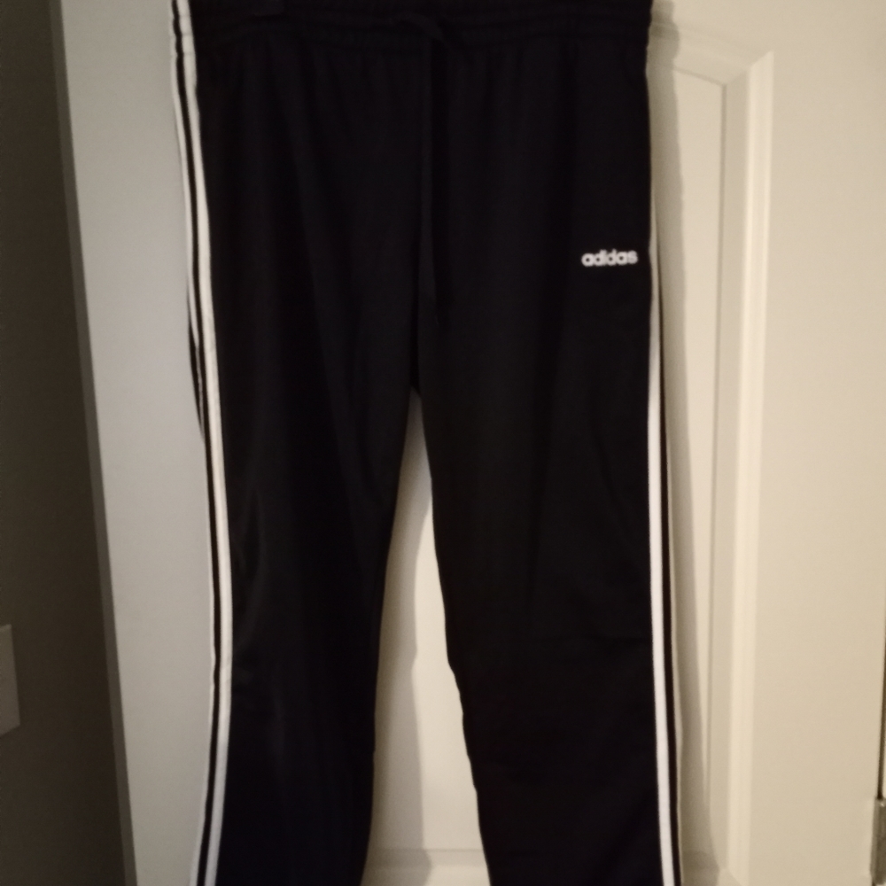 Women 3 stripe jogging pants, sweat pants Unisex I Also Have Sz Large And 2x